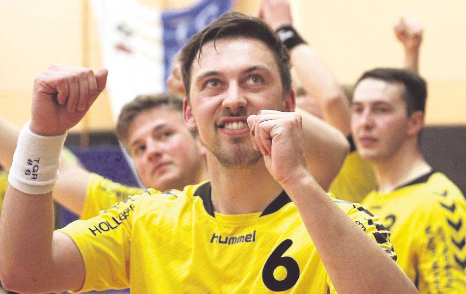 Ja, es stimmt: TG Rotenburgs Luca Teichmann schaut Sekunden vor Schluss noch einmal auf die Anzeigetafel, jubelt aber schon. Denn er weiß, dass der mit heißem Herzen erkämpfte Derbyerfolg über den TV Hersfeld in trockenen Tüchern ist. Foto: Walger Ja, es stimmt: TG Rotenburgs Luca Teichmann schaut Sekunden vor Schluss noch einmal auf die Anzeigetafel, jubelt aber schon. Denn er weiß, dass der mit heißem Herzen erkämpfte Derbyerfolg über den TV Hersfeld in trockenen Tüchern ist. Foto: Walger