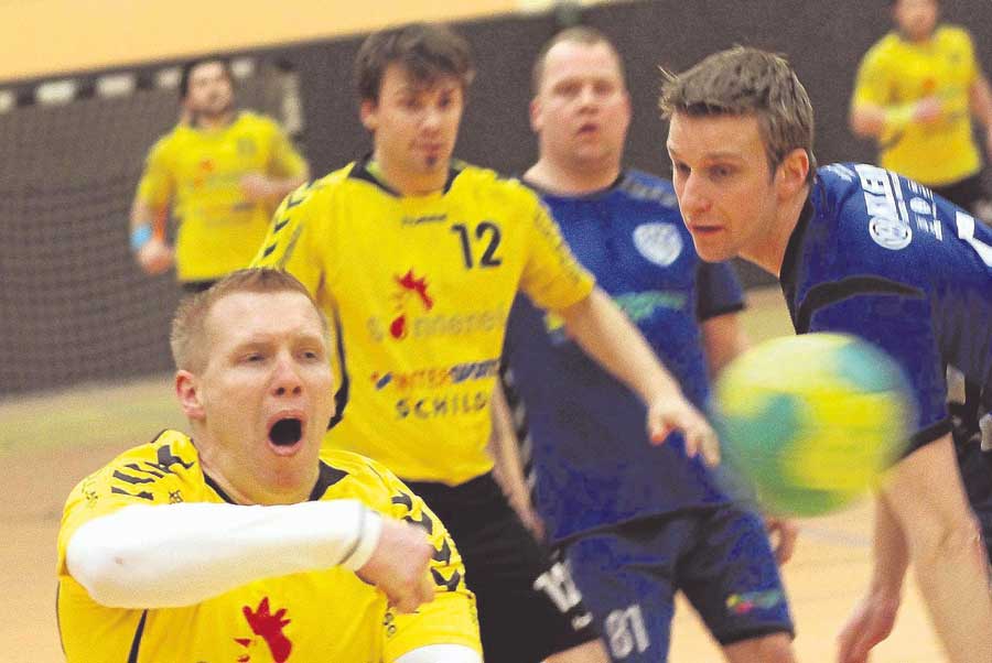 Ließ sich nur durch eine Verletzung stoppen: Regisseur Martin Denk begann unwiderstehlich und brachte die Rotenburger mit 3:0 in Führung. Dann aber verlängerte er die lange Liste der Ausfälle. Foto: Walger Ließ sich nur durch eine Verletzung stoppen: Regisseur Martin Denk begann unwiderstehlich und brachte die Rotenburger mit 3:0 in Führung. Dann aber verlängerte er die lange Liste der Ausfälle. Foto: Walger