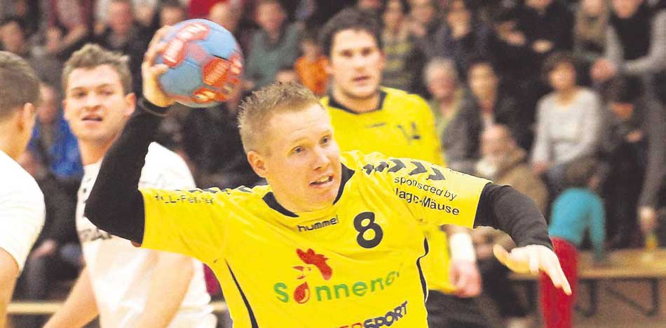 In Topform: Martin Denk glänzte als Spielgestalter und führte die Rotenburger Landesliga-Handballer zum klaren Auswärtssieg bei der HSG Zwehren/Kassel. Foto: Walger In Topform: Martin Denk glänzte als Spielgestalter und führte die Rotenburger Landesliga-Handballer zum klaren Auswärtssieg bei der HSG Zwehren/Kassel. Foto: Walger