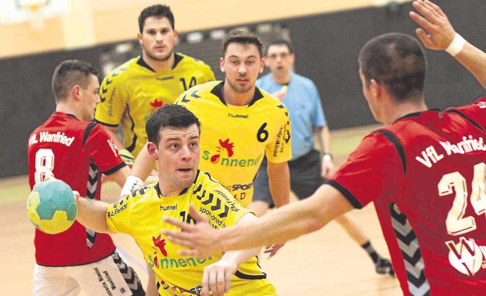 Als Rechtsaußen, Kreisläufer oder im Rückraum einsetzbar: Auf die Vielseitigkeit von Phillip Debus, der hier wirft, baut sein Trainer Robert Nolte auch in Korbach. Schließlich dürften im Team wieder zwei Lücken zu schließen sein. Foto: Walger Als Rechtsaußen, Kreisläufer oder im Rückraum einsetzbar: Auf die Vielseitigkeit von Phillip Debus, der hier wirft, baut sein Trainer Robert Nolte auch in Korbach. Schließlich dürften im Team wieder zwei Lücken zu schließen sein. Foto: Walger