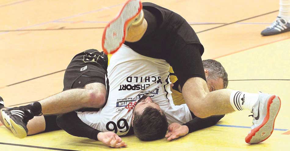 Rolle rückwärts unter erschwerten Bedingungen von Jonas Troch: In diesem hart geführten Spiel zwischen der TGR II und der HSG Datterode/Röhrda gab es manche unfreiwillige Bodenberührung. Foto: Walger