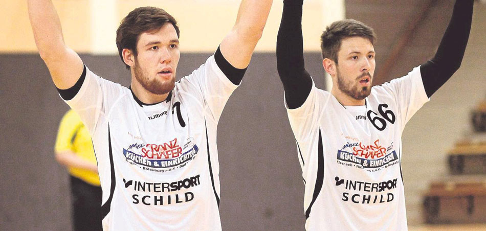 In der zweiten Hälfte bewies die Abwehr der TGR II Stabilität: Hier stellen sich Fabian Schmitt (links) und Jonas Troch dem Gegner in den Weg. Foto: Walger
