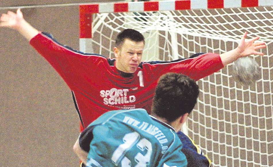 „Ein Wahnsinniger mit klarem Kopf“: Sascha Kurzrock kehrt am Samstag als Baunataler Torwart in die Rotenburger Großsporthalle zurück. Diese Szene stammt aus seinem letzten Spiel für die TGR im Jahre 2002. Foto: Walger „Ein Wahnsinniger mit klarem Kopf“: Sascha Kurzrock kehrt am Samstag als Baunataler Torwart in die Rotenburger Großsporthalle zurück. Diese Szene stammt aus seinem letzten Spiel für die TGR im Jahre 2002. Foto: Walger