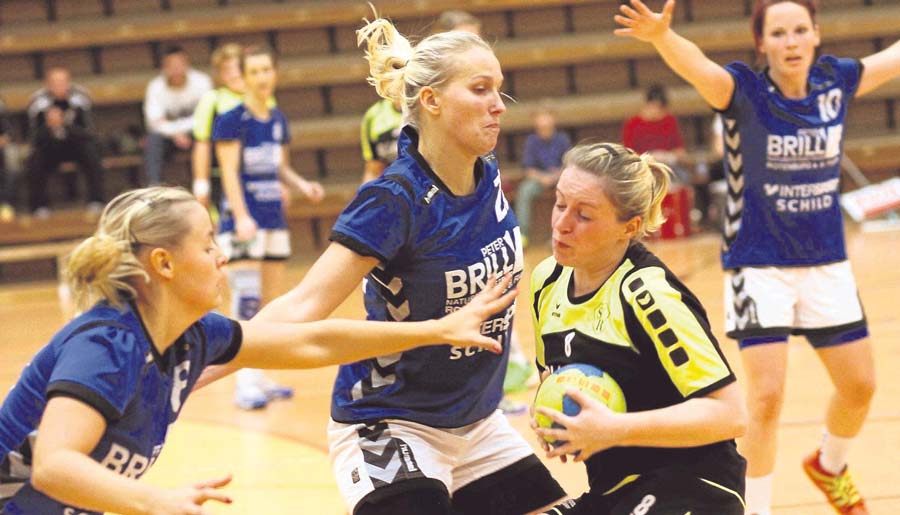 So war’s im Hinspiel: Gleich zwei Waldhessen-Spielerinnen (in Blau) stellen sich hier einer Akteurin aus Reichensachsen entgegen. Foto: Walger