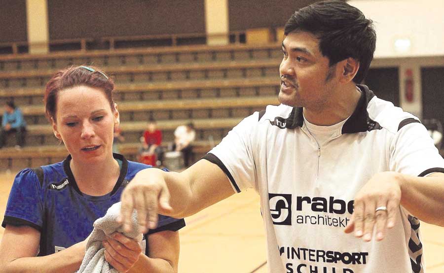 Acht Spiele, acht Siege: Die Handballerinnen der FSG Waldhessen, hier Anette Lusky mit Trainer Jonggi Pasaribu in einer Auszeit, können selbstbewusst ins Derby gegen die WHO gehen. Foto: Walger