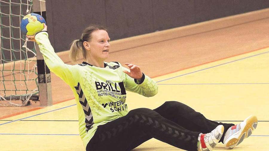 Ich hab’ ihn: Torsteherin Bianca Bähr war ein wichtiger Rückhalt für die FSG Waldhessen im Heimspiel gegen Grebenhain. Die Heimmannschaft setzte sich trotz schwacher zweiter Hälfte knapp durch. Archivfoto: Walger