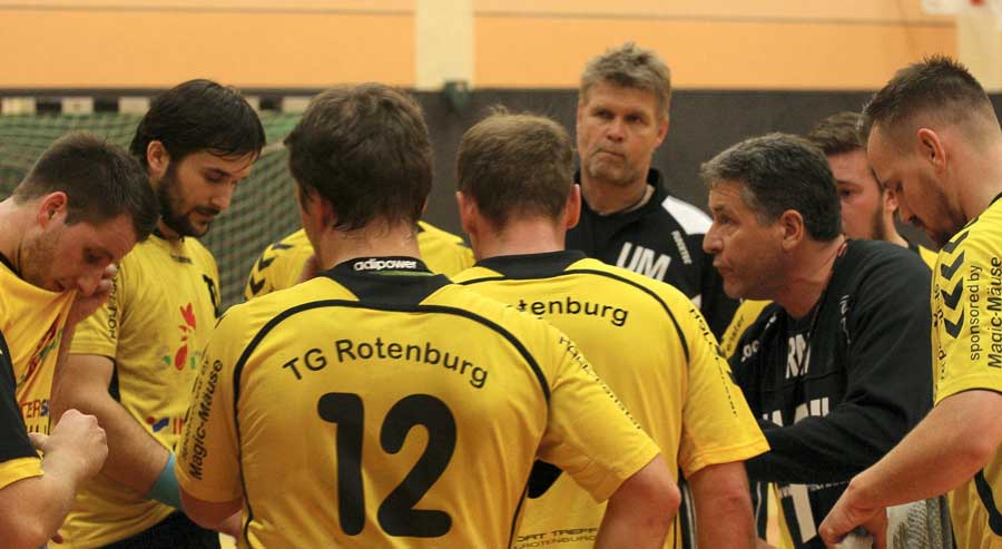 Anweisungen der Trainer: Robert Nolte (Zweiter von rechts) und Uwe Mäusgeier (hinten) mit den TGR-Spielern in einer Auszeit im Spiel gegen Vellmar.©  Henkel