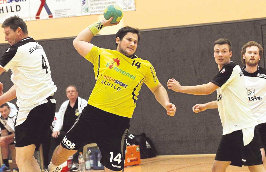 Es geht aufwärts für den lange verletzten Kroaten: Boze Balic hat sich hier an HSG-Spielertrainer Sven Hinz (links) vorbeigemogelt und erzielt einen seiner drei Treffer. Foto: Walger