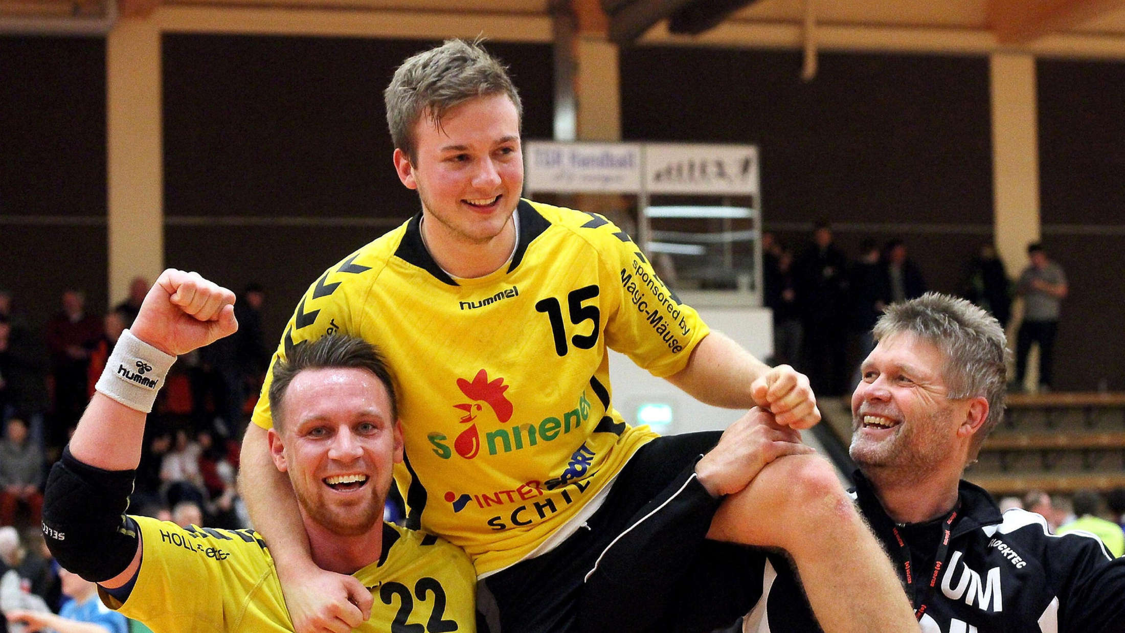 Man of the Match: Daniel Holl (links) und Trainer Uwe Mäusgeier haben den herausragenden Moritz Gerlach auf ihre Schultern gehoben und feiern den jungen Mann, der den Rotenburgern in letzter Sekunde einen Zähler beschert hat. Foto: Walger