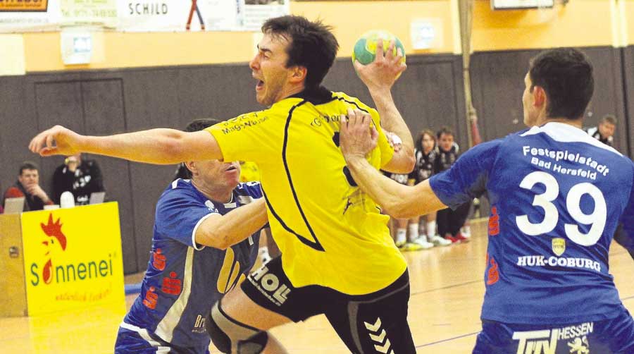 Nur nicht aufhalten lassen: Christian Eimer, hier gegen TV Hersfelds Andreas Krause am Ball, will mit der TG Rotenburg auch am Sonntag beim gefährlichen Neuling TSG Dittershausen bestehen. Foto: Walger