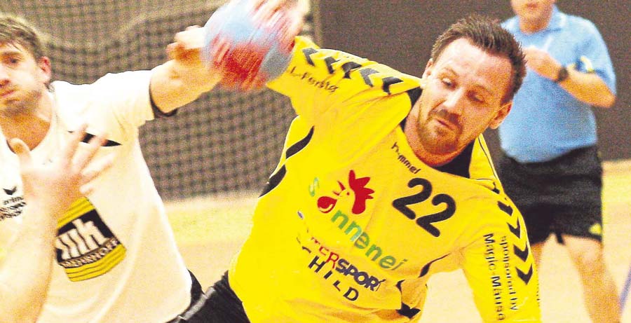 Er präsentiert sich zurzeit in guter Form: Daniel Holl sorgt aus dem linken Rückraum für Torgefahr beim Gegner. Das wird auch morgen gegen die SVH nötig sein, wenn es mit dem ersten Heimsieg der TG Rotenburg etwas werden soll. Foto: Walger Er präsentiert sich zurzeit in guter Form: Daniel Holl sorgt aus dem linken Rückraum für Torgefahr beim Gegner. Das wird auch morgen gegen die SVH nötig sein, wenn es mit dem ersten Heimsieg der TG Rotenburg etwas werden soll. Foto: Walger