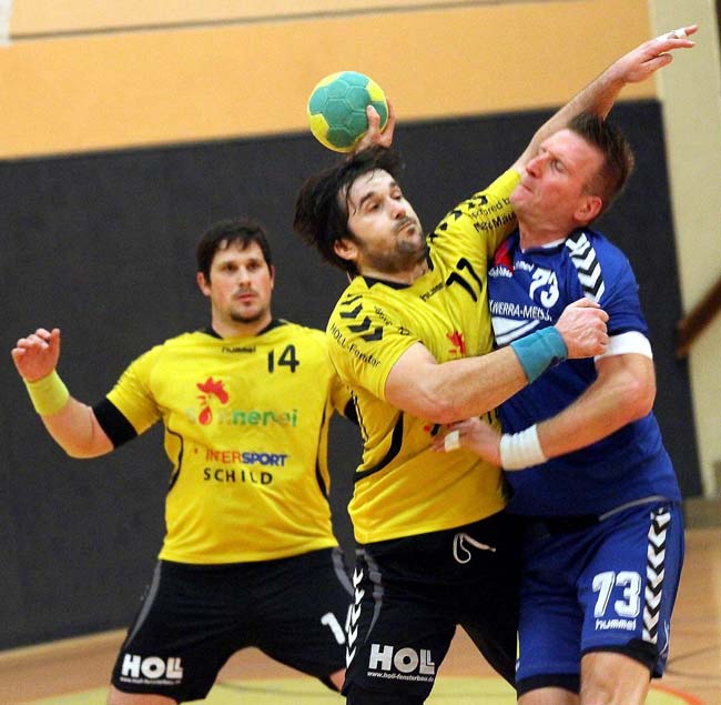 Geschenke gab es nicht in diesem packenden Derby: Hier versucht Rotenburgs Tomislav Balic den Eschweger Uwe Findeisen (rechts) auszubremsen, der in den Neunzigern auch schon mal das TGR-Trikot getragen hatte. Foto: Walger