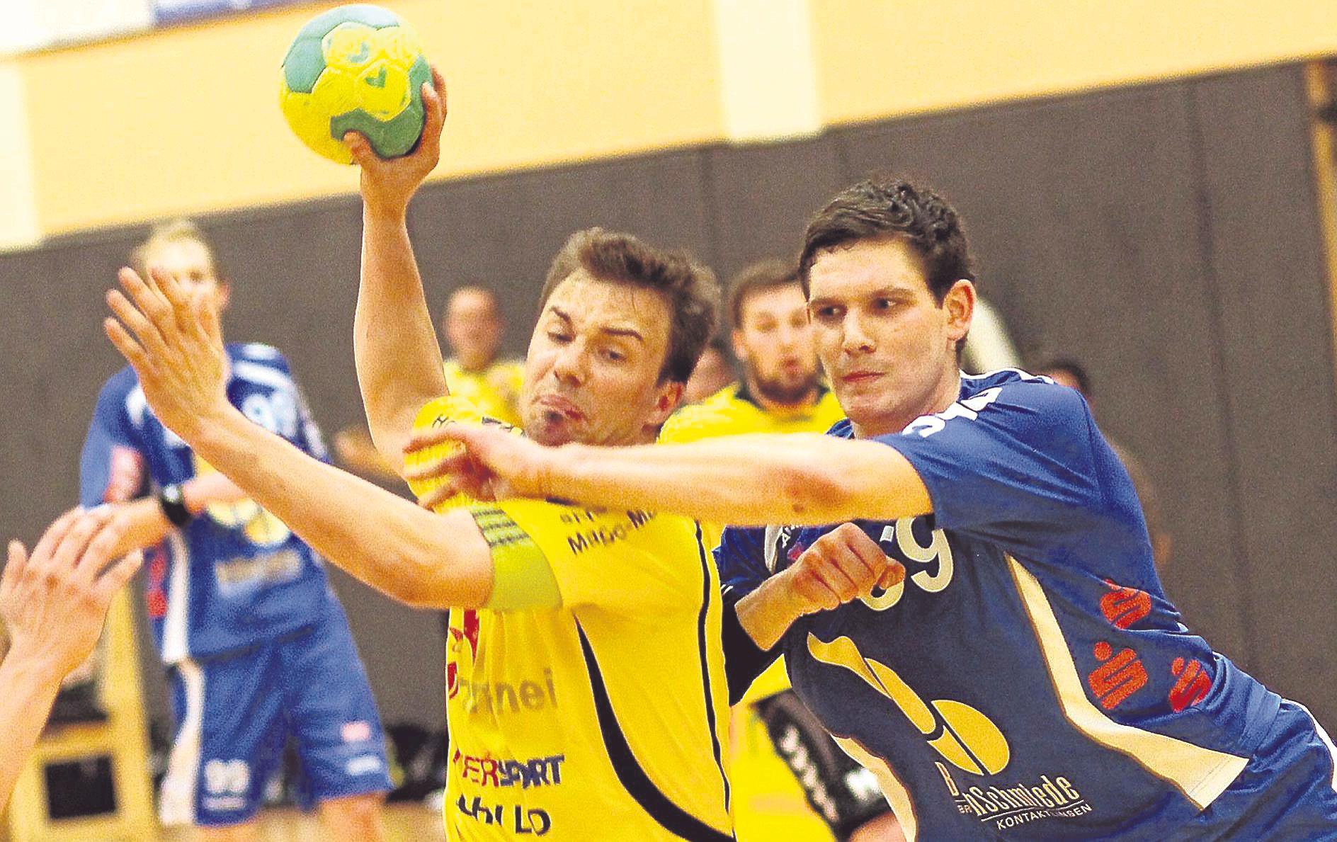 Auf dem Weg zum Hersfelder Kasten: TG Rotenburgs Linksaußen Simon Golkowski erzielte im April im letzten Kreisderby gegen den TVH sechs Treffer. Hier versucht ihn Andreas Krause aufzuhalten. Die TGR gewann damals mit 27:24. Foto: Walger