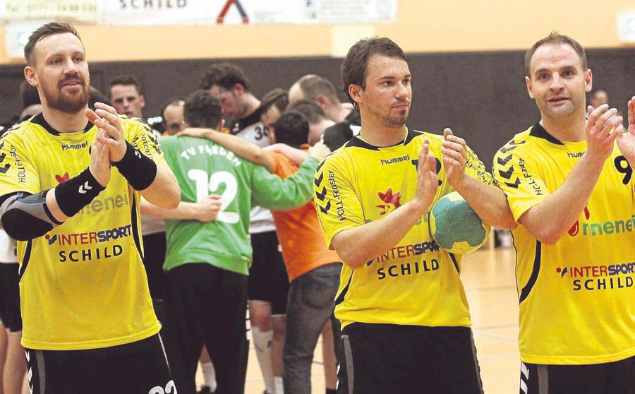 Erleichterung nach Erfüllung der schwierigen Pflichtaufgabe: Daniel Holl, Simon Golkowski und Sasch Köhler bedanken sich beim Publikum für die wichtige Unterstützung beim ersten Heimsieg über tapfere Fliedener. Foto: Walger Erleichterung nach Erfüllung der schwierigen Pflichtaufgabe: Daniel Holl, Simon Golkowski und Sasch Köhler bedanken sich beim Publikum für die wichtige Unterstützung beim ersten Heimsieg über tapfere Fliedener. Foto: Walger