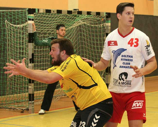 Bitte gib mir den Ball! Rotenburgs Jan-Oliver Holl, mit sechs Treffern bester Schütze seines Teams, fleht um den Pass. Neben sich hat er Vellmars Benjamin Gunkel. Foto: Henkel