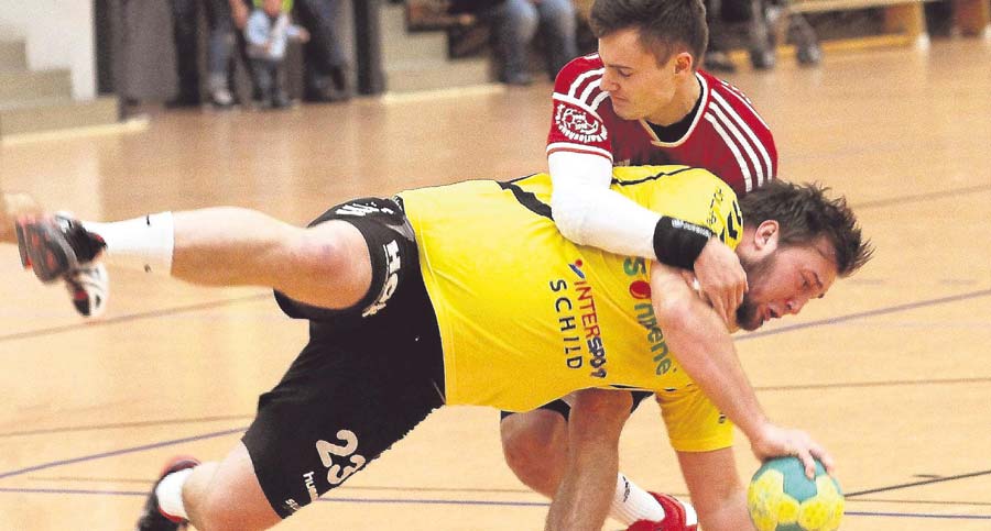 In Schieflage geraten: Das sind Kreisläufer Jan-Oliver Holl und seine Mitstreiter in der Hinrunde gegen die SVH Kassel. Dieses Bild wollen die Rotenburger am Samstag korrigieren. Foto: Walger