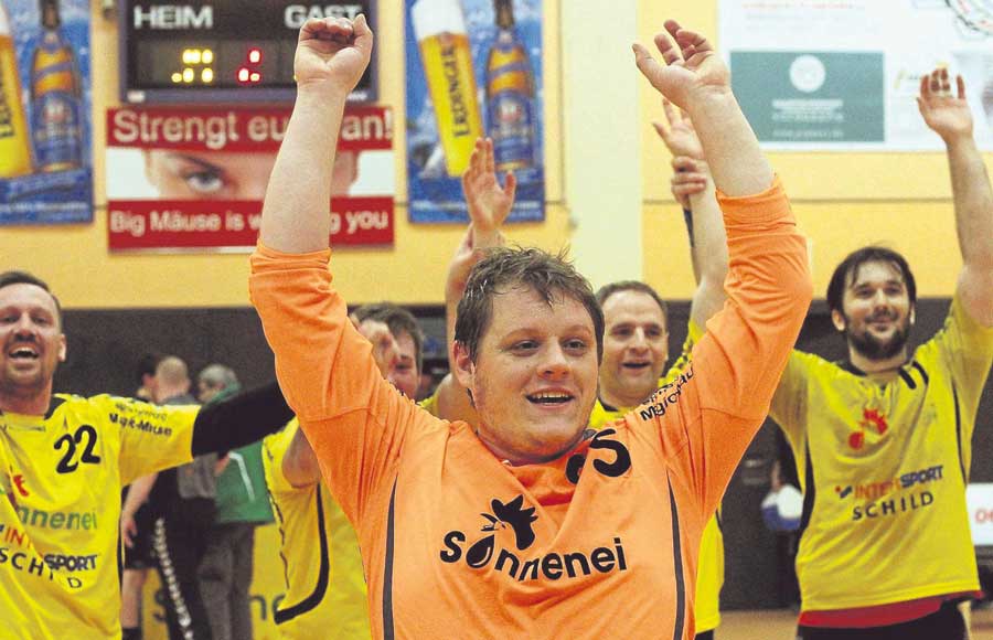 Zum Jubeln mit den Fans mussten ihn seine Mitspieler mit sanfter Gewalt nach vorne schubsen: Torwart Jan Schuster genoss nach seiner tollen Vorstellung den Moment dann aber doch. Foto: Walger Zum Jubeln mit den Fans mussten ihn seine Mitspieler mit sanfter Gewalt nach vorne schubsen: Torwart Jan Schuster genoss nach seiner tollen Vorstellung den Moment dann aber doch. Foto: Walger