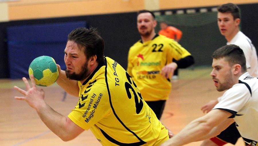 Wenn Leidenschaft gefragt ist, geht er voran: Rotenburgs Kreisläufer Jan-Oliver Holl kämpfte mal wieder aufopferungsvoll. Er hatte einige starke Szenen - und Pech, als in der Schlussphase ein Heber nicht den Weg ins Netz fand. Foto: Walger