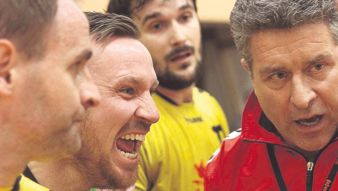 Zähne zeigen in der letzten Auszeit: Die Emotionen schlugen hoch, hier von links Sascha Köhler, Daniel Holl, Tomislav Balic und ihr Trainer Robert Nolte. © Foto: Walger