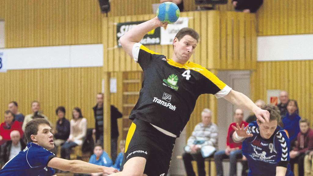 Er hat sich und sein Team noch lange nicht aufgegeben: HSC Landwehrhagens wurfgewaltiger Spielertrainer Sven Hinz (schwarzes Trikot), der mit seinem bislang sieglosen Team morgen bei der TG Rotenburg gastiert. Foto: Frankfurth/nh