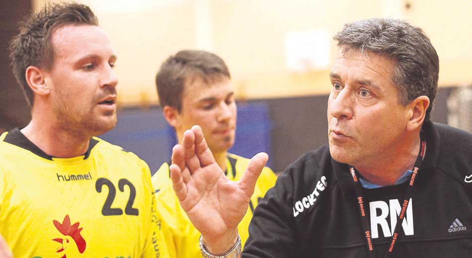 Hat etwas zu sagen: Rotenburgs Trainer Robert Nolte mit den Spielern Daniel Holl (links) und Simon Golkowski. Foto: Walger