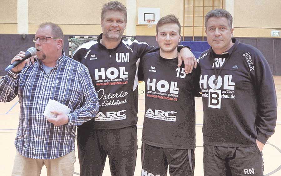 Mach’s gut, Moritz: TGR-Vorsitzender Reiner Wollrath (links) und die Trainer Robert Nolte (rechts) und Uwe Mäusgeier haben Moritz Gerlach in die Mitte genommen. Das Trainerduo bleibt der TGR erhalten. Fotos: Hauptmann