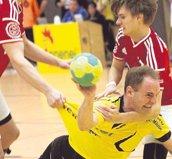 Erschwerte Bedingungen: Gleich zwei Kasseler zerren hier an Sascha Köhler. Erschwerte Bedingungen: Gleich zwei Kasseler zerren hier an Sascha Köhler.