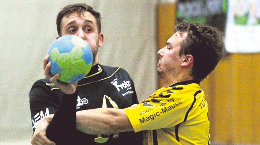 Keinen Schritt weiter: Simon Golkowski (rechts) glänzte nicht nur im Angriff der TGR. Der siebenfache Torschütze packte auch in der Abwehr beherzt zu. Hier bekommt das sein früherer Mitstreiter Marc Imberger zu spüren. Foto:  Raab Keinen Schritt weiter: Simon Golkowski (rechts) glänzte nicht nur im Angriff der TGR. Der siebenfache Torschütze packte auch in der Abwehr beherzt zu. Hier bekommt das sein früherer Mitstreiter Marc Imberger zu spüren. Foto:  Raab