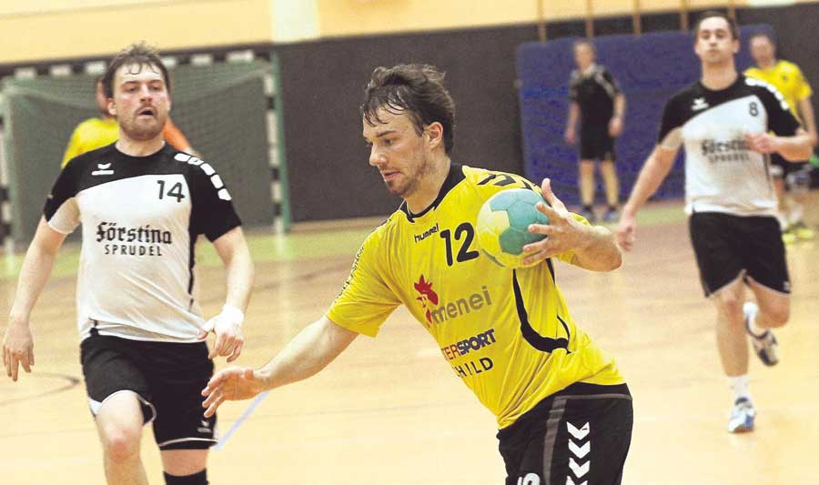 Angst vor Rotenburger Kontern: Gastgeber HSG Baunatal weiß, dass er sich im Angriff gegen die TGR nicht allzu viele Ballverluste leisten darf. Sonst stürmen Marcus Einhorn oder - wie hier - Simon Golkowski los. Foto: Walger