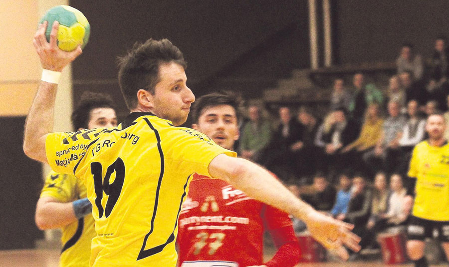 Ein kleines Stefan-Ebenhoch-Festival: Als der Linkshänder aufs Parkett kam, ging noch einmal ein Ruck durchs TGR-Team. 120 Sekunden brauchte er nur für seine ersten drei Treffer. Sieben waren es am Ende. Foto: Walger