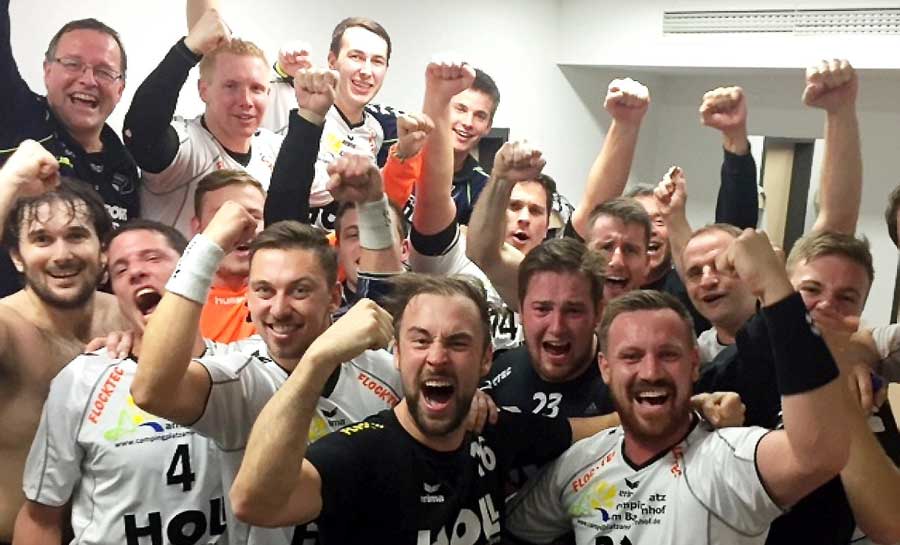 Sie ließen ihrer Freude in der Kabine freien Lauf: Die Handballer der TG Rotenburg nach ihrem Triumph beim TSV Korbach. Sie ließen ihrer Freude in der Kabine freien Lauf: Die Handballer der TG Rotenburg nach ihrem Triumph beim TSV Korbach.