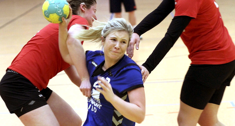 Verbesserte Torquote gefragt: Hier versucht Alina Braun, sich im Spiel gegen Fritzlar II durchzusetzen. Beim 23:33 gegen Hofgeismar/Grebenstein vor Wochenfrist gelangen ihr zwei Treffer. Foto: Walger Verbesserte Torquote gefragt: Hier versucht Alina Braun, sich im Spiel gegen Fritzlar II durchzusetzen. Beim 23:33 gegen Hofgeismar/Grebenstein vor Wochenfrist gelangen ihr zwei Treffer. Foto: Walger