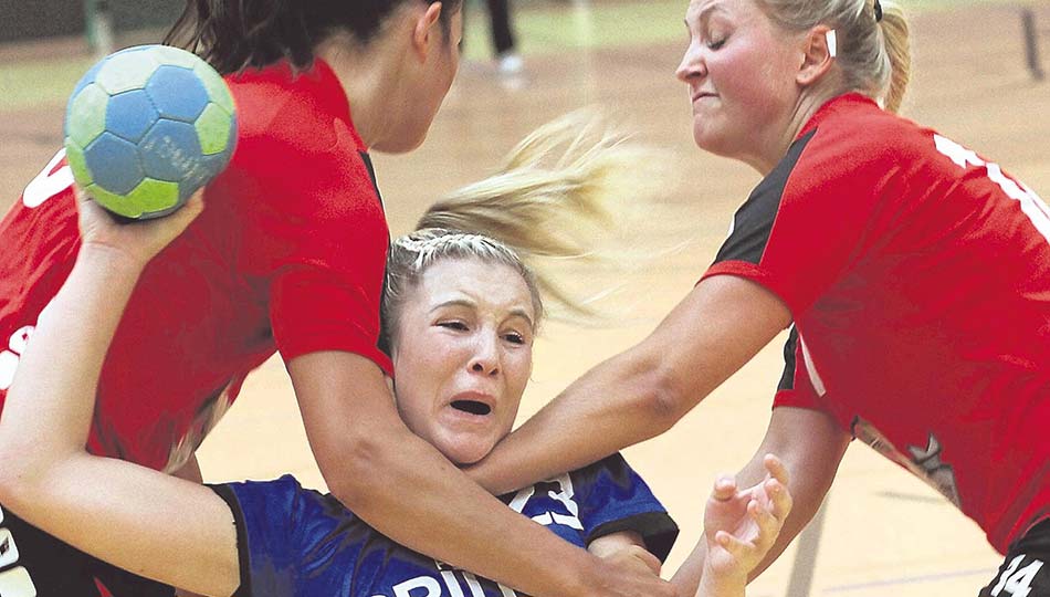 Achtung, Tiefflieger: Alina Braun muss den gegnerischen Block nicht überspringen, um ein Tor zu erzielen. Auch in Fritzlar war sie genauso erfolgreich. Foto: Walger
