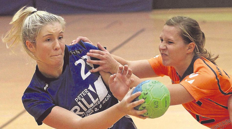 Alina Braun wird Unterstützung brauchen: Der Neuzugang der FSG Waldhessen (links) wird nicht nur im Angriff gebraucht, sondern bekommt es in der Abwehr mit einem Rückraum-Ass zu tun. Foto: Walger
