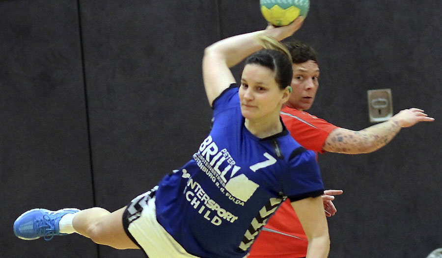 Sie hielt ihre FSG bis zuletzt im Spiel: Doch auch die fünf Treffer von Johanna Drewer reichten am Ende nicht, um gegen Wesertal zu punkten. Foto: Walger Sie hielt ihre FSG bis zuletzt im Spiel: Doch auch die fünf Treffer von Johanna Drewer reichten am Ende nicht, um gegen Wesertal zu punkten. Foto: Walger