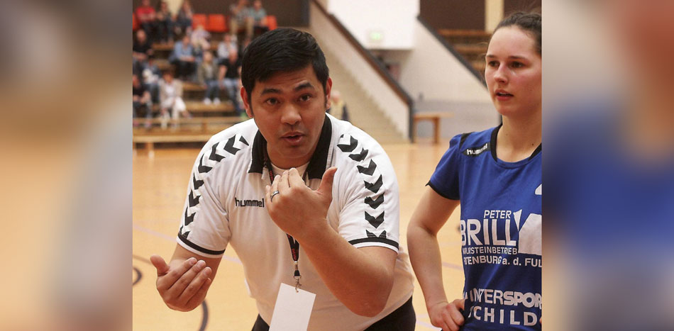 Vater des Erfolges: Trainer Jonggi Pasaribu hat mit seinen Spielerinnen schier Unmögliches geschafft. Sechs Sieg in Folge hatte er ihnen wohl selbst nicht zugetraut. Rechts Nika Rollmann.© Walger Vater des Erfolges: Trainer Jonggi Pasaribu hat mit seinen Spielerinnen schier Unmögliches geschafft. Sechs Sieg in Folge hatte er ihnen wohl selbst nicht zugetraut. Rechts Nika Rollmann.© Walger
