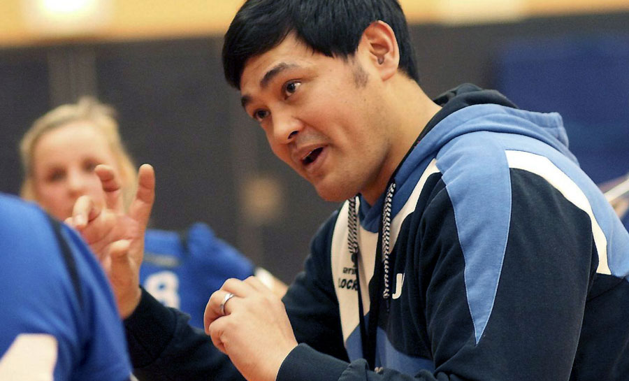 Er will in Sand keinen Hasenhandball von seinem Team sehen: FSG Waldhessens Trainer Jonggi Pasaribu.© Walger Er will in Sand keinen Hasenhandball von seinem Team sehen: FSG Waldhessens Trainer Jonggi Pasaribu.© Walger