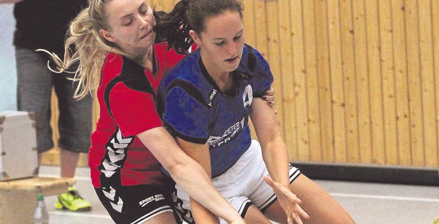 Beherzter Auftritt: Nika Rollmann, 18-jähriger Neuzugang der FSG Waldhessen (blaues Trikot), griff mutig an. Foto: Walger