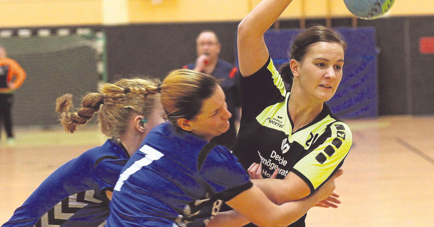 Dieses Bild gehört der Vergangenheit an: Ab sofort spielt Stefanie Krestel (rechts) nicht mehr gegen, sondern für die FSG Waldhessen. Und damit muss Johann Drewer (Rückennummer 7) Krestel-Tore nur noch im Training zu verhindern suchen. Foto: Walger