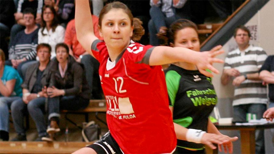 Gastspiel an alter Wirkungsstätte: Annika Konklowsky führt mittlerweile Regie bei den Gästen aus Kirchhof. Foto: Walger Gastspiel an alter Wirkungsstätte: Annika Konklowsky führt mittlerweile Regie bei den Gästen aus Kirchhof. Foto: Walger