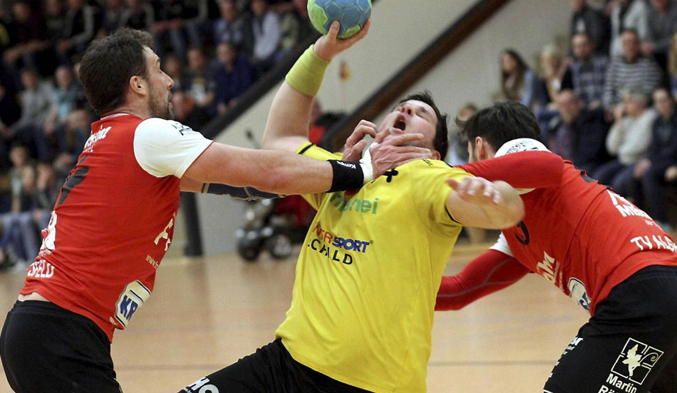 Diese Aktion brachte Alsfelds starkem Jochen Stradal (links) eine Zeitstrafe ein: Mit der rechten Hand greift er hier Boze Balic an den Hals. Rechts im Bild Daniel Czaja, der gut spielte, die letzten 18 Minuten nach seiner dritten Zeitstrafe aber verpasste. Foto: Walger Diese Aktion brachte Alsfelds starkem Jochen Stradal (links) eine Zeitstrafe ein: Mit der rechten Hand greift er hier Boze Balic an den Hals. Rechts im Bild Daniel Czaja, der gut spielte, die letzten 18 Minuten nach seiner dritten Zeitstrafe aber verpasste. Foto: Walger