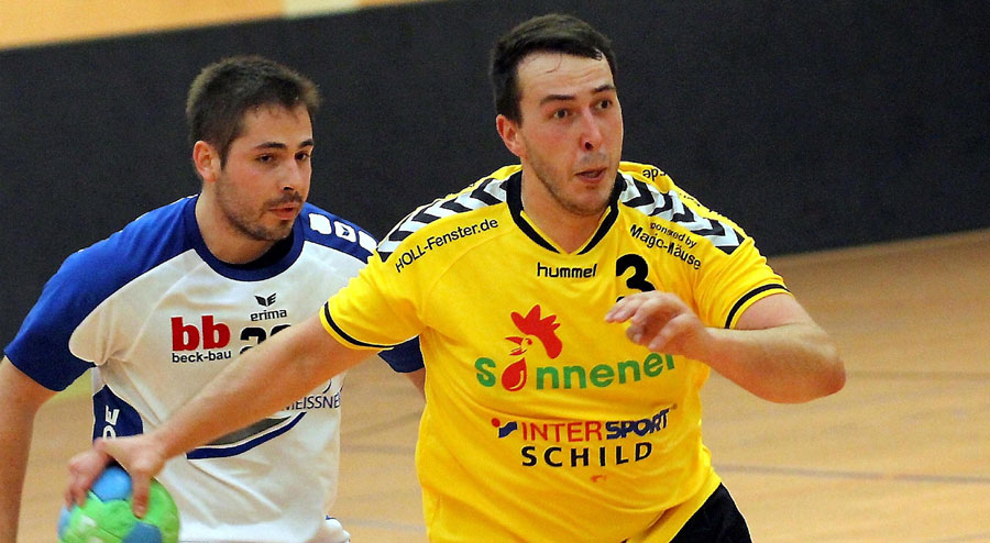 Unterwegs zum Torwurf: Christian Eimer, hier im Spiel der TGR gegen Eschwege, gehört zu den Spielern, denen Trainer Uwe Mäusgeier trotz der klaren Niederlage ein gutes Zeugnis ausstellte. Archivfoto: Walger