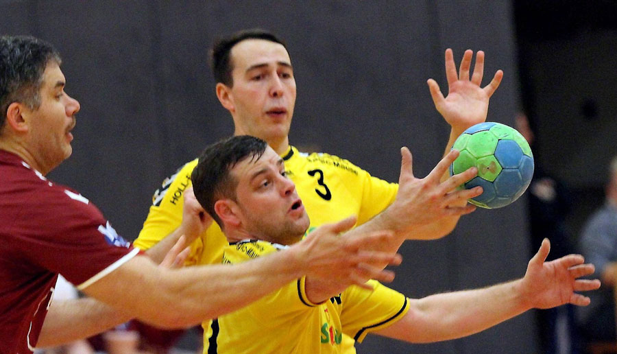 Um jeden Ball kämpfen: Was das angeht, ging TG Rotenburgs Phillip Debus, der hier die Hand an die Kugel bekommt, mit gutem Beispiel voran. Auch in Großenlüder wird wieder voller Einsatz und eine starke Leistung aller TGRler nötig sein, um zu bestehen. Foto: Walger