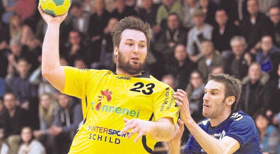 Und rein mit dem Ding: Im Abschluss haperte es zuletzt bei der TG Rotenburg. In dieser Szene macht Jan-Oliver Holl vor, wie es geht. Denn dieser Wurf fand sein Ziel. Foto: Walger