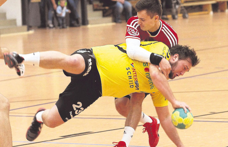 Da legt sich einer quer: Rotenburgs Jan-Oliver Holl gerät hier in die Horizontale. Die Szene stammt aus dem jüngsten Heimspiel der TGR gegen die SVH Kassel, das im Oktober 2015 stattfand. Rotenburg verlor damals mit 23:24. Foto: Walger Da legt sich einer quer: Rotenburgs Jan-Oliver Holl gerät hier in die Horizontale. Die Szene stammt aus dem jüngsten Heimspiel der TGR gegen die SVH Kassel, das im Oktober 2015 stattfand. Rotenburg verlor damals mit 23:24. Foto: Walger