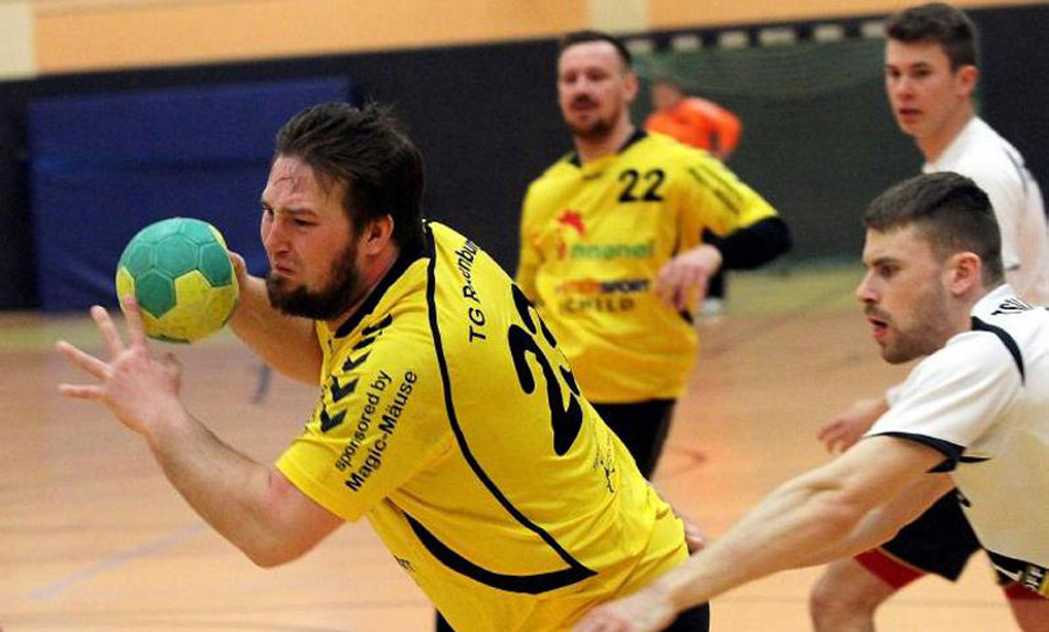 Er geht oft mit großer Leidenschaft voran bei der TG Rotenburg: Oliver Holl, hier am Ball, dessen Einsatzfreude auch am morgigen Samstag gegen den TSV Korbach gefragt sein wird. Diese Szene stammt aus dem letzten Gastspiel der Korbacher in Rotenburg. Foto: Walger