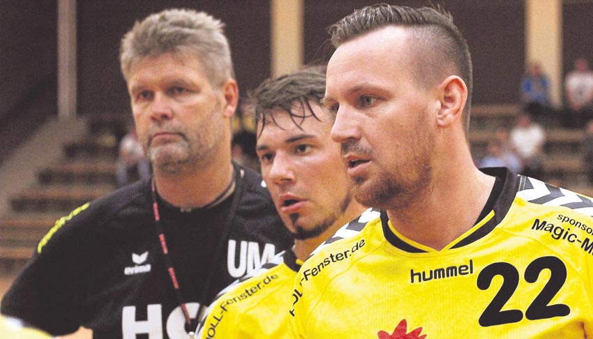 Ganz Ohr: Trainer Uwe Mäusgeier, Simon Golkowski und Daniel Holl hörten am Samstag bei einer Auszeit sehr genau hin. Foto: Walger