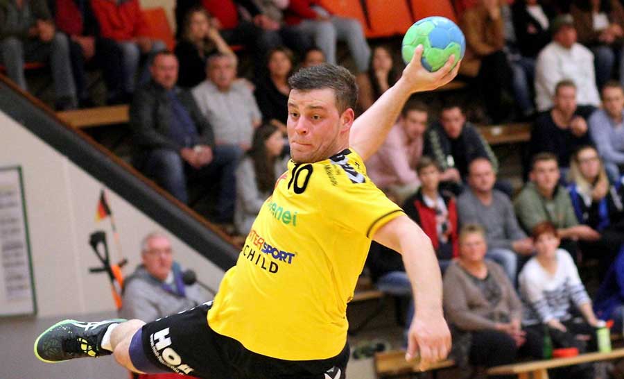 Phillip Debus im Anflug: Im Heimspiel gegen Baunatal war der Kreisläufer mit vier Treffern erfolgreichster Rotenburger Torschütze. Hier erzielt er einen davon. Foto: Walger