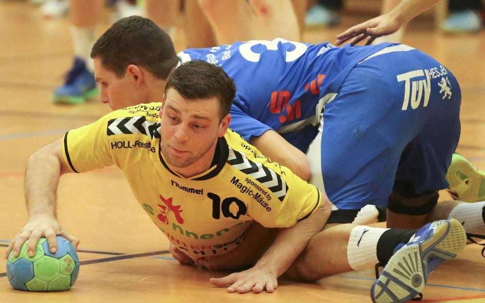 Der sprichwörtliche Kampf um jeden Zentimeter Boden: Phillip Debus (TG Rotenburg) wird von Andreas Krause bedrängt. Die Szene entstand im November beim Hinspiel in Rotenburg. Foto: Eyert