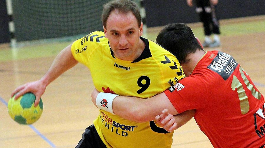 Er zählte in Kassel zu den Aktivposten bei der unterlegenen TG Rotenburg: Sascha Köhler, hier am Ball, der den Mut nie sinken ließ und seine ganze Kampfkraft in die Waagschale warf. Foto: Walger Er zählte in Kassel zu den Aktivposten bei der unterlegenen TG Rotenburg: Sascha Köhler, hier am Ball, der den Mut nie sinken ließ und seine ganze Kampfkraft in die Waagschale warf. Foto: Walger